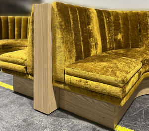 Panca curva personalizzata in velluto con schienale trapuntato a canale, divano commerciale per ristorante, caffè, lounge, hotel - Product Image 6