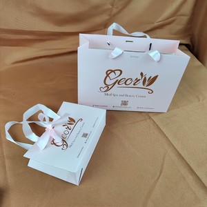 Sacs en papier rose et or rose de luxe - Sacs de shopping personnalisés avec logo imprimé pour les soins de la peau et les cosmétiques - Product Image 4