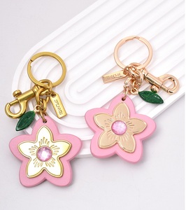 จี้พวงกุญแจรูปดอกเดซี่สุดน่ารัก - พวงกุญแจโลหะผสมสีทองและสีขาวสำหรับผู้หญิง, เครื่องประดับแฟชั่นสำหรับกุญแจ, กระเป๋า หรือกระเป๋าเดินทาง - Product Image 2