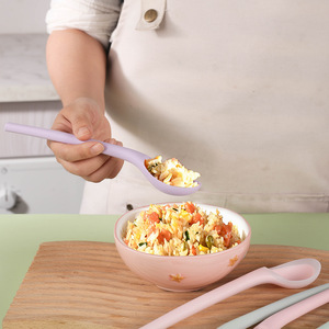 Cuchara de silicona tipo arco pequeño para niños y uso en la cocina, utensilio para mezclar ensaladas y sopas - Product Image 1