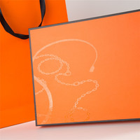 Sac en papier orange avec logo personnalisé imprimé, poignée en ruban, finition mate, luxe, pour vêtements, bijoux, vente au détail et shopping