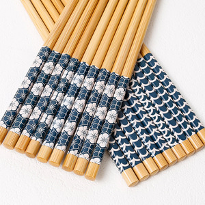 Baguettes en bambou personnalisables avec logo, 24 cm, imprimées d'un motif floral bleu foncé, idéales pour servir et comme cadeau. - Product Image 4