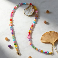 Collier réglable multicolore d'été tropical avec pendentif en coquillage naturel et perles de pierre aux couleurs acidulées, idéal pour les sorties à la plage