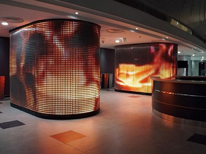 จอแสดงผล LED แบบยืดหยุ่นดิจิทัลลดราคาพิเศษ จอแสดงผลโค้งงอได้เต็มสี  หน้าจอวิดีโอ LED พับได้ โมดูลแผงหน้าจอ 4K - Product Image 6