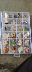 Colección de 24 Piezas de Minerales Naturales, Piedras Crudas, Cristales Surtidos, Caja de Exhibición Coleccionable - Product Image 2