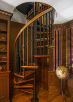 Escalier en colimaçon en bois avec marches en bois naturel et structure en acier thermolaqué, gain de place et de qualité supérieure