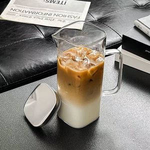 <span class=keywords><strong>เหยือก</strong></span>น้ำแข็งคุณภาพสูงทรงสี่เหลี่ยมสำหรับนมและน้ำผลไม้ ขนาด 1 ลิตร 1.3 ลิตร <span class=keywords><strong>เหยือก</strong></span>แก้วมีหูจับ <span class=keywords><strong>เหยือก</strong></span>น้ำแก้วสำหรับใช้ในบ้าน ฝาปิดสแตนเลส - Product Image 4