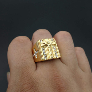 Venta al por mayor <span class=keywords><strong>de</strong></span> cristal PVD 18K chapado en oro 316l <span class=keywords><strong>de</strong></span> <span class=keywords><strong>acero</strong></span> inoxidable quirúrgico <span class=keywords><strong>para</strong></span> <span class=keywords><strong>hombre</strong></span> Jesucristo Cruz Anillos - Product Image 6
