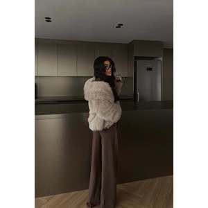 Trench réversible en fourrure Rufina beige, imperméable, en laine, avec tissu tissé teint, doté d'un matériau durable et élégant - Product Image 1