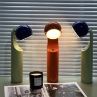 Lampe de chevet LED portable et rechargeable au design moderne, en forme de figurine humanoïde en céramique, pour chambre, hôtel, extérieur et camping