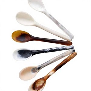 Cuillère en résine pour thé ou café, nouveau design, très tendance, élégante décoration de table, fabriquée en résine. - Product Image 1