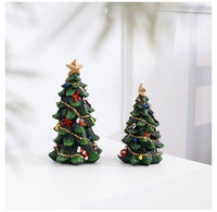 Weihnachtsbaum-Trommelständer-Ornamente schmücken Bürotische, Nachttische und Schreibtische mit Mini-Weihnachtsbaum-Ornamenten aus Kunstharz.