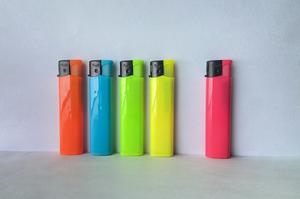 Briquet électro rechargeable résistant aux enfants en gros d'usine pour <span class=keywords><strong>cigarette</strong></span> en plastique avec des couleurs fantaisie - Product Image 2