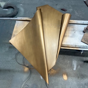 Escultura de Arte em Metal Retro Luxuosa Feita à Mão, Pintada à Mão em Latão Antigo, Abstrata 3D para Decoração de Lobby de Hotel e Casa - Product Image 4