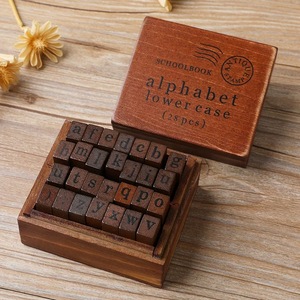 Set di 28 Timbri Autoinchiostranti in Legno con Lettere dell'Alfabeto, Giocattolo Multiuso per <span class=keywords><strong>Bambini</strong></span> in Scatola di Legno - Product Image 5