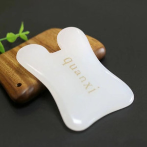 Planche de massage Gua Sha en jade Quanxi incurvée pour le visage – Outil de massage bien-être - Product Image 2