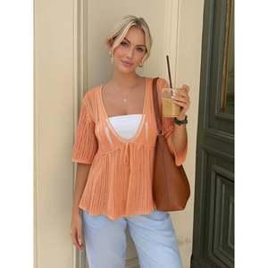 Top de punto de ganchillo con cuello en V y manga corta color albaricoque para mujer con peplum y lazo frontal - Product Image 1