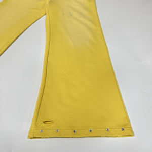 Pantalon de survêtement pour homme en molleton français délavé, déchiré, avec logo imprimé DTG personnalisé, strass vintage, délavé à l'acide, couleur jaune - Product Image 5