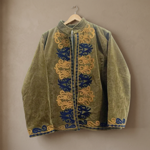 Chaqueta Bomber de Terciopelo Verde Oliva Boho Otoñal Hecha a Mano, Unisex, Vintage, Tradicional, Artesanal, Bordada, Abierta por Delante, Larga - Product Image 3