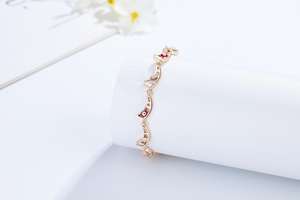 กำไลข้อมือแฟชั่นสีแดงไวน์ ดีไซน์รูปพระจันทร์เสี้ยว ชุบทอง 18K กำไลมิตรภาพสุดหรู สีแดงเบอร์กันดีเคลือบเงา - Product Image 5