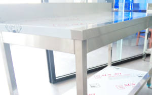 Victory Kitchen Estilo moderno S/S Mesa de trabajo superior con respaldo con soporte de pierna redonda Tabla de cortar de montaje para hoteles VCT Modelo VCT - Product Image 5