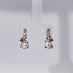 Pendientes de Aro Redondos Clásicos Tianyu Gems para Mujer, Hechos de Latón Chapado en Oro con Circonitas Cúbicas Blancas y Rojas. - Product Image 2