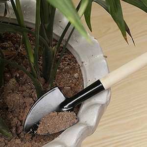 Ensemble d'outils de jardinage en trois pièces avec manche en bois <span class=keywords><strong>pour</strong></span> ameublir la terre, cultiver les légumes et entretenir les jardins à domicile - Product Image 3