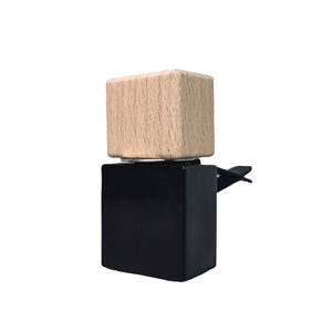 Bottiglia di Profumo in Vetro da 8ml con Tappo e Bastoncino in Legno Naturale, Diffusore per Auto, Bottiglia Nera per Bocchette di Ventilazione - Product Image 1