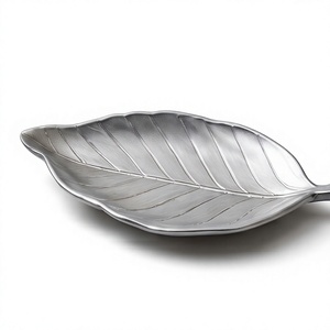 Plateau de service en aluminium moulé en forme de feuille, argenté, avec motif veiné, pour présentation alimentaire, idéal pour hôtels et restaurants, directement de l'usine - Product Image 1