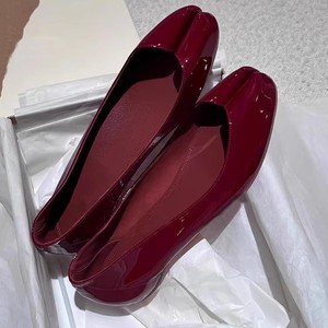 Chaussures plates d'été respirantes en cuir de vachette pour femme, modèle Red Split-Toe Hoof Shoes avec talon dissimulé et lacets, style ballerines - Product Image 1