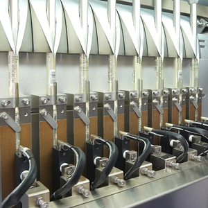 Machine d'emballage verticale automatique multi-lignes pour sachets de solution buccale et de bain de bouche - Product Image 4