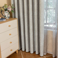 Cortina minimalista americana de poliéster con estampado floral de ramitas en gris claro, que filtra la luz, para sala de estar y dormitorio.