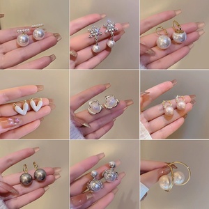 Orecchini a perno classici in argento S925 con perle, in lega di zinco, da donna, di lusso leggero, di alta gamma, di nicchia, popolari su Internet, abbinabili a tutto, unici - Product Image 2