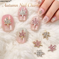 Breloques pour ongles en forme de feuilles d'érable colorées d'automne en vrac avec strass en alliage scintillants pour le nail art saisonnier, 50 pièces de strass pour ongles