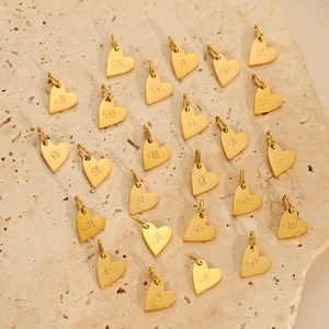 Dijes con Iniciales de Corazón |   Colgantes de Letras del Alfabeto en Acero Inoxidable Chapado en Oro PVD de 18K |   Resistente al deslustre, impermeable e hipoalergénico - Product Image 2