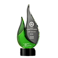 Trophée en cristal poli de forme tour de feu, aux couleurs bleu, vert, rouge, jaune, avec base noire