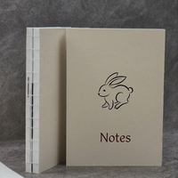 Carnet à couverture souple en papier kraft avec dos apparent, reliure cousue, personnalisable avec logo estampé à chaud en or