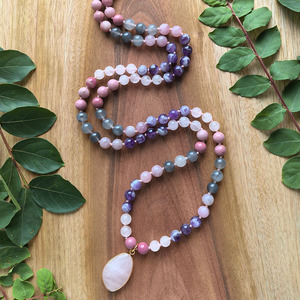 สร้อยมาลาถักมือ <span class=keywords><strong>108</strong></span> เม็ด, โรสควอตซ์, อเมทิสต์, โรโดไนต์, จาปา มาลา, สำหรับการทำสมาธิ, คริสตัลบำบัด, ของขวัญสำหรับโยคะและการสวดมนต์ - Product Image 1