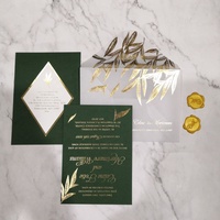 Tarjetas de Invitación de Boda de Lujo con Diseño Personalizado en Verde Esmeralda Oscuro, con Sobre de Papel Vellum Dorado, Menú en Relieve y Sello de Cera