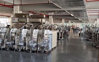 Máquina Versátil para Envasar Bolsas de Salsa en Formato Vertical, con Medición Automática, Llenado, Sellado Térmico y Empaquetado de Alta Calidad
