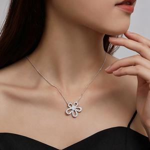 Collier personnalisé SGARIT en or 18 carats avec diamant de laboratoire, collier ras-de-cou fleur, bijou tendance et élégant pour femmes. - Product Image 3
