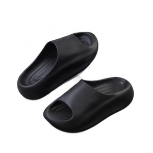 Chaussons pour hommes en EVA à semelle épaisse antidérapante, à bout ouvert, couleur noire unie, pour l'intérieur et l'extérieur, toutes saisons, dessus et doublure en PU - Product Image 5