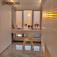 Conception de dressing moderne et luxueux sur mesure pour architectes, avec planification de rangement zoné pour projets de villas et de chambres.