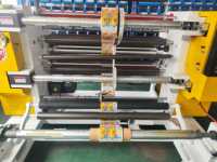 Machine de découpe et de rembobinage automatique à haute productivité contrôlée par PLC Delta pour film d'emballage imprimé flexible en rouleau