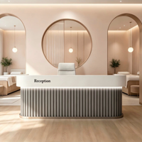 Bureau d'accueil moderne en bois à lattes avec comptoir anthracite et lettres dorées lumineuses à LED pour hall d'hôtel ou bureau