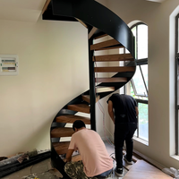 Escalier en colimaçon en bois de luxe, balustrade circulaire élégante et décorative, plateforme contemporaine pour résidentiel – Fournisseur