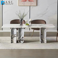 Îlots de cuisine modernes de luxe blancs au design élégant avec comptoir en marbre