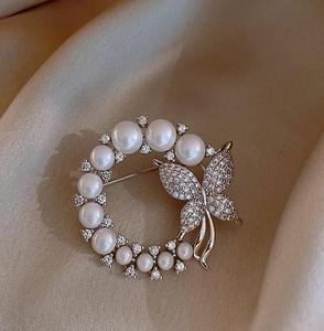 Elegante Broche de Mariposa con Pedrería y Perlas Simuladas, Broche de Corona de Flores a la Moda para Mujer, para Fiestas y Bodas, de Aleación - Product Image 2