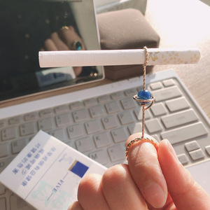 Elegante Portasigarette in Metallo a Forma di Pianeta Blu, Accessorio Moderno per Donne - Product Image 2