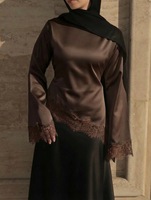 Chemisier de travail modeste à manches longues en satin, style décontracté, avec bordure en dentelle intégrée et nœud ajustable sur le devant, idéal pour le bureau, haut de mode musulmane